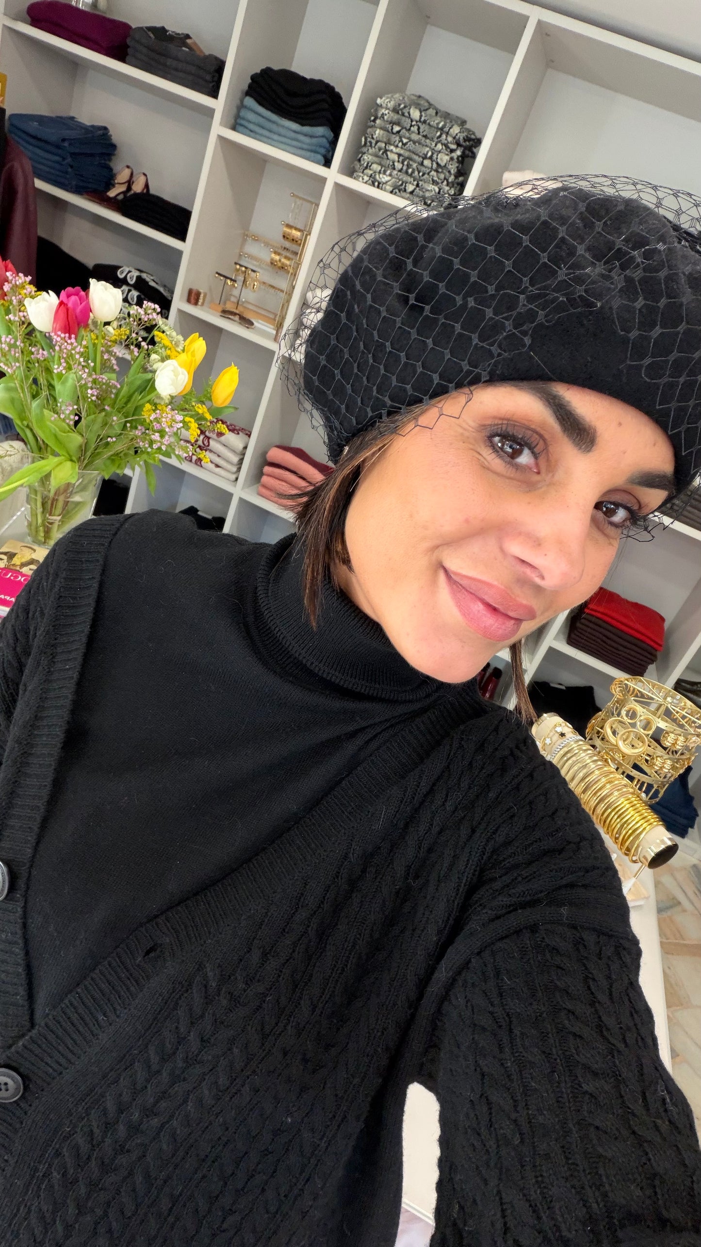 Basco in lana con veletta nero