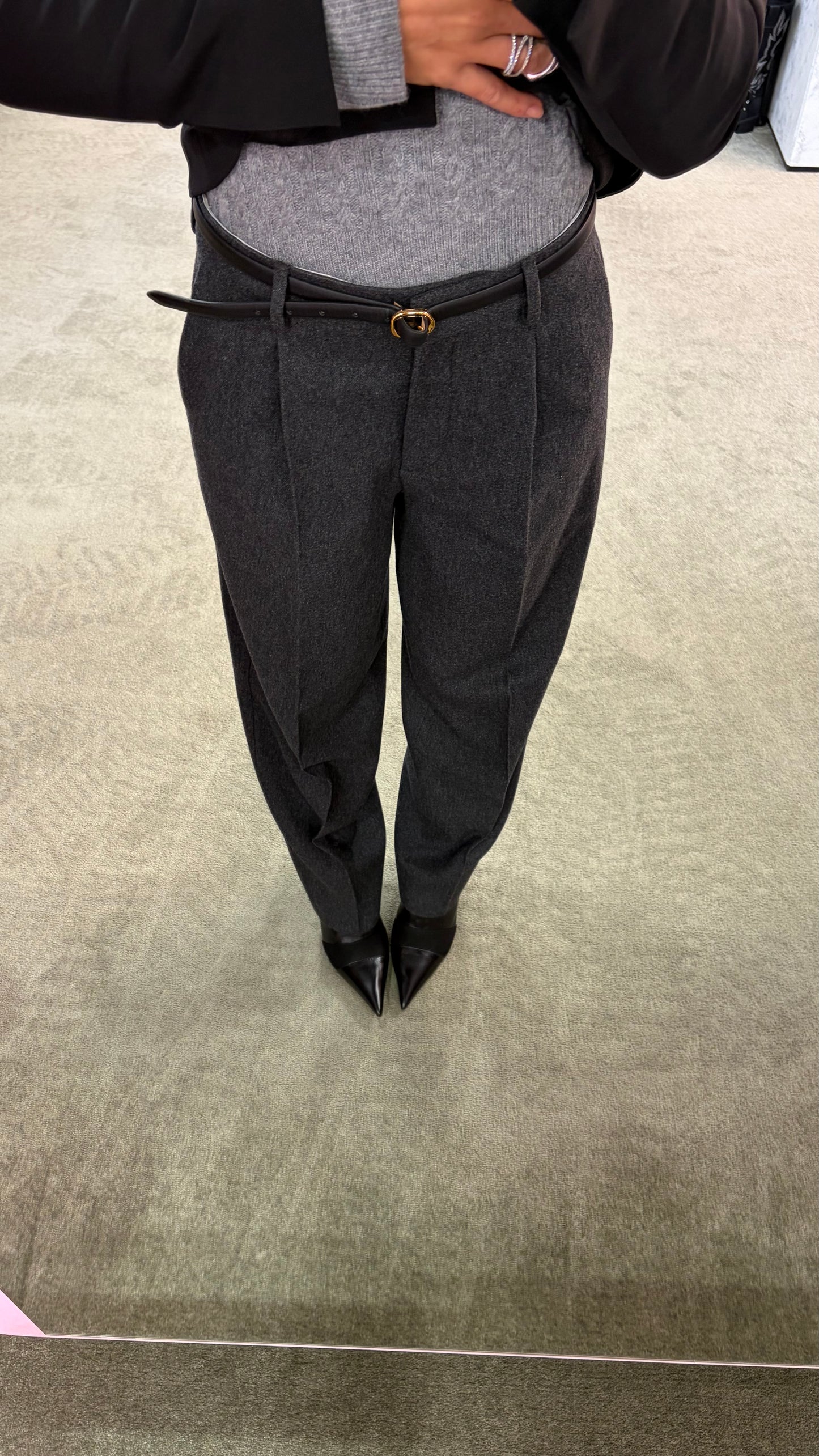 Pantaloni grigio scuro barrel con pences sl