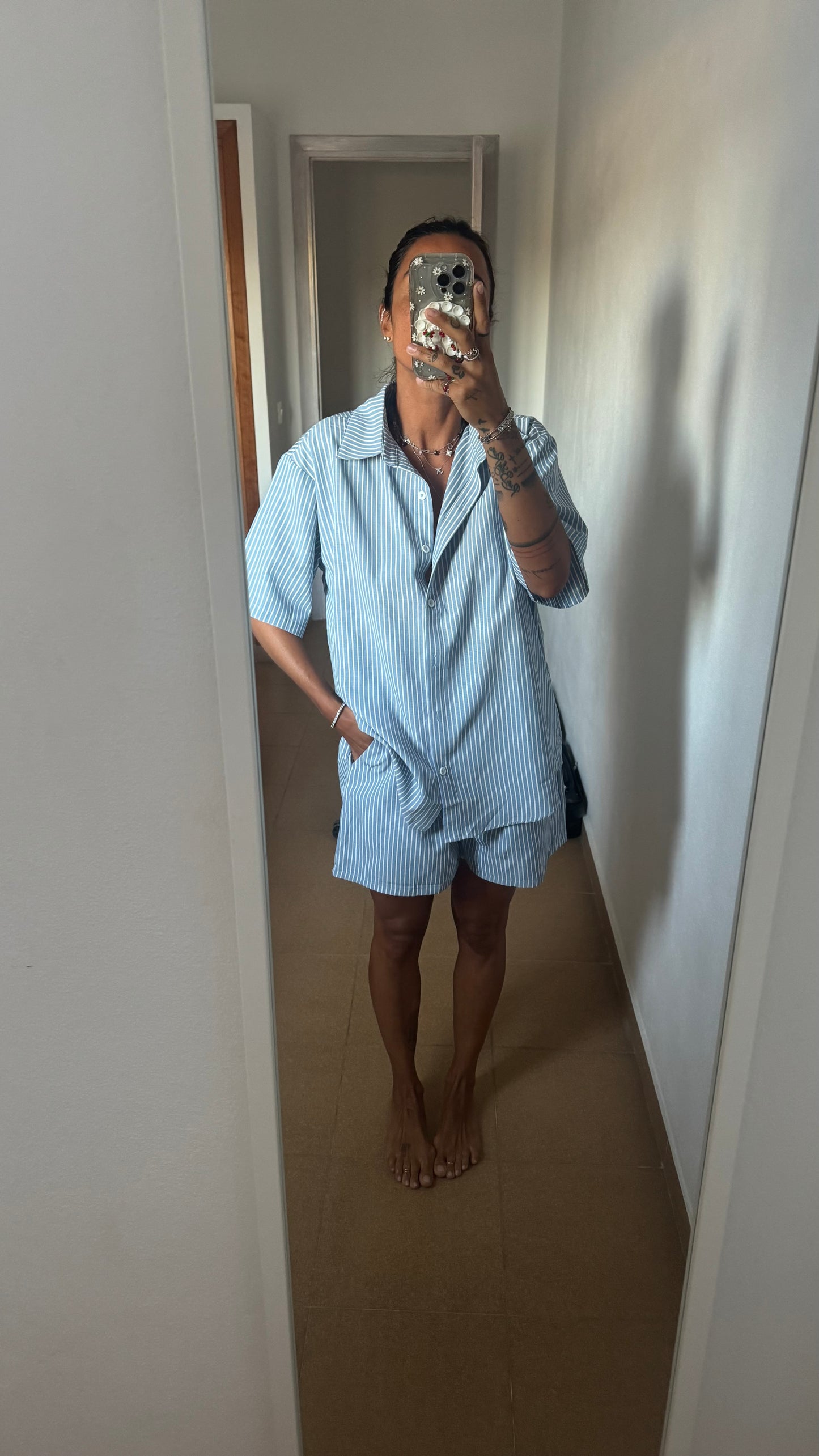 Set camicia e shorts a righe azzurro e bianco ep