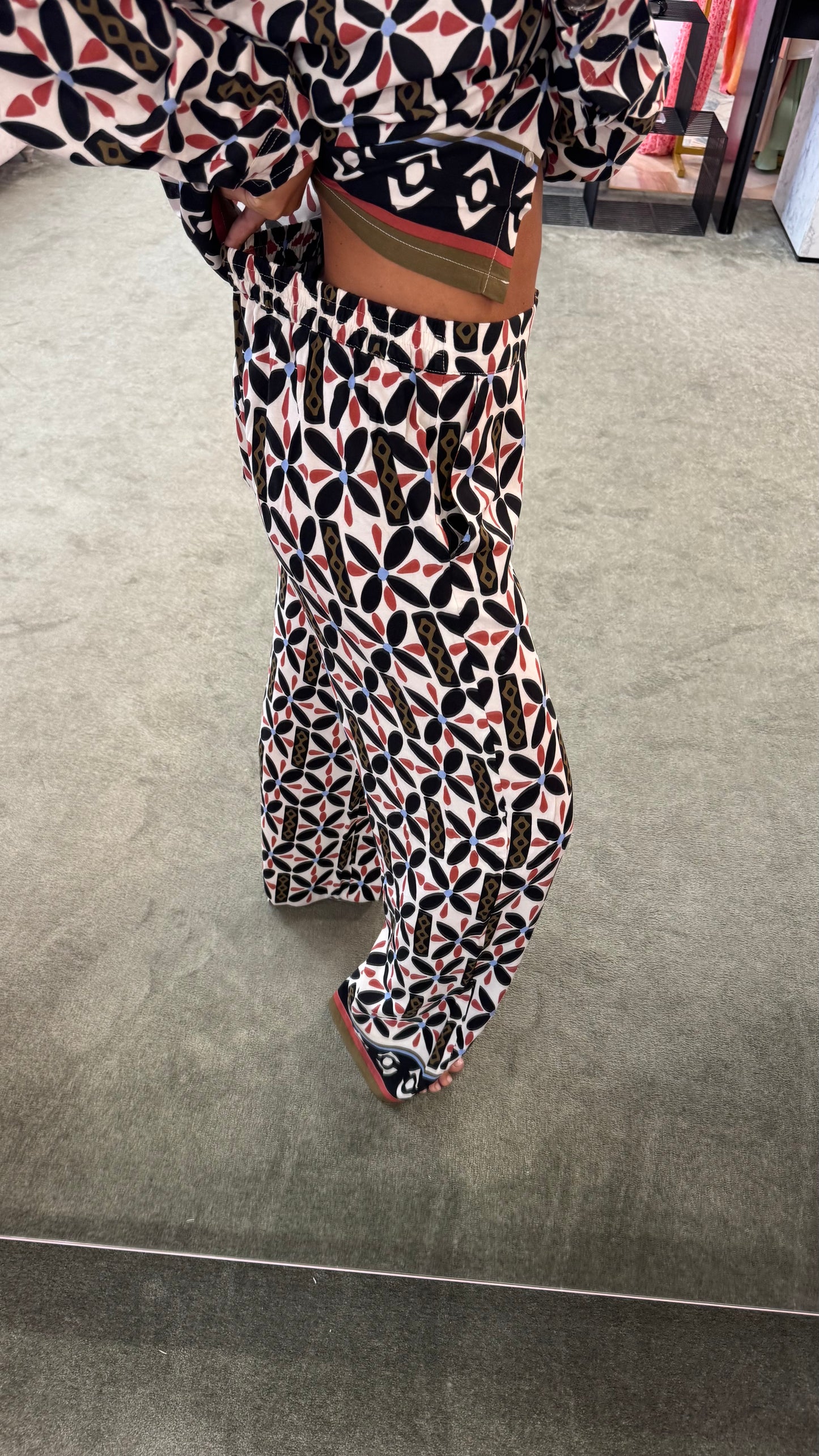 Pantaloni neri fantasia fiori sy