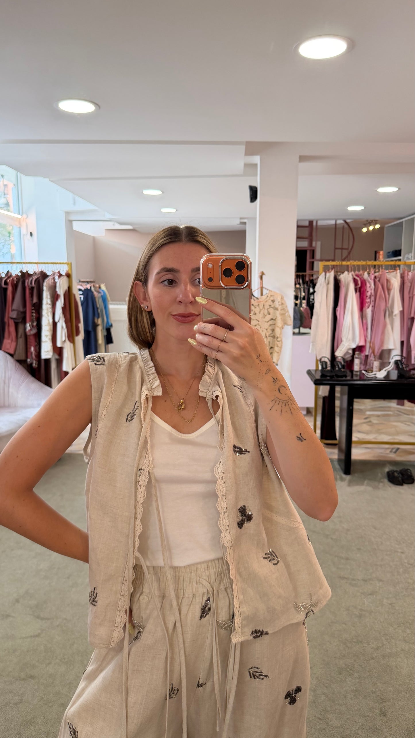 Gilet beige melange con fiocchetti e ricami in paillettes glp