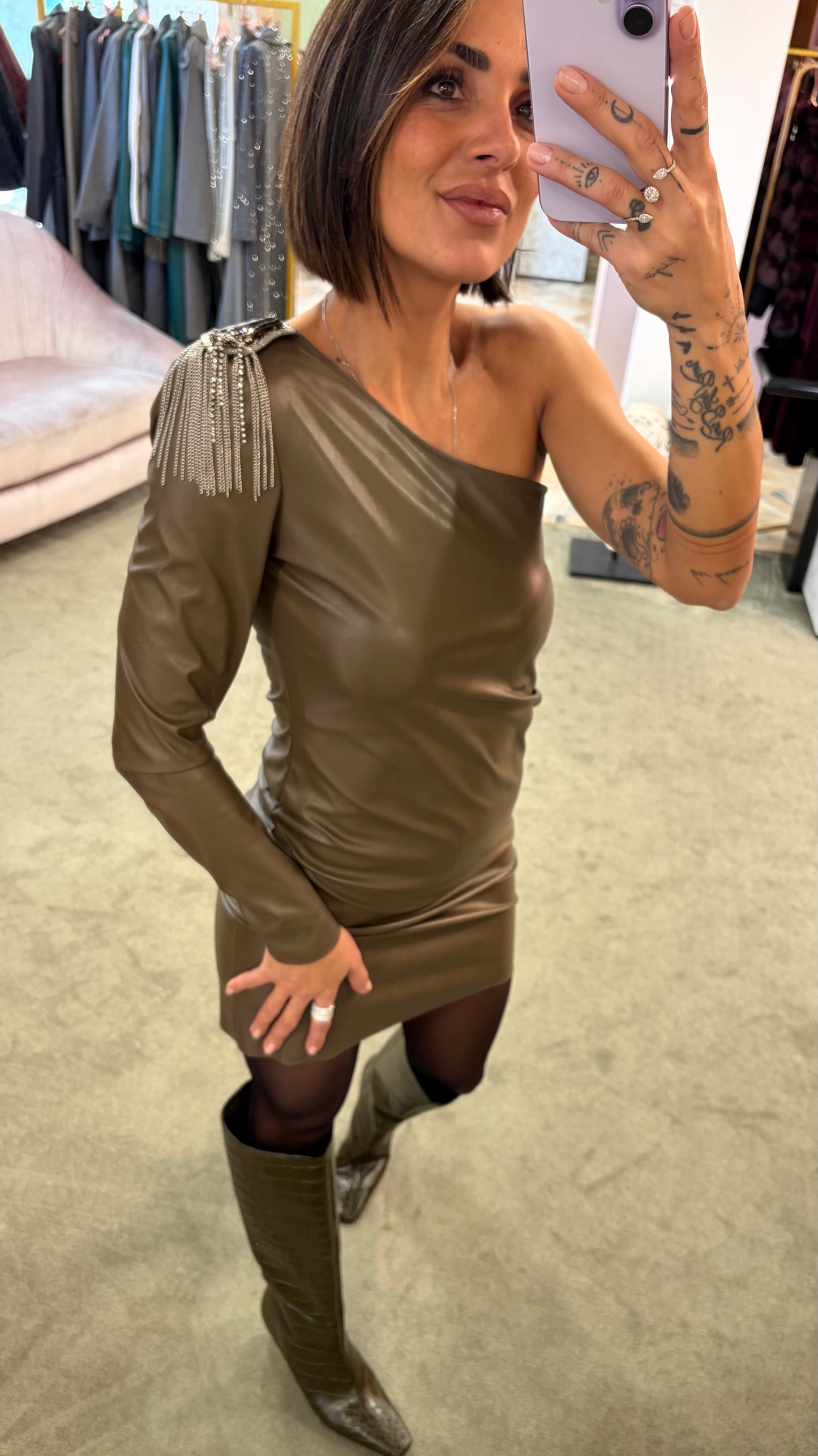 Abito monospalla verde oliva in ecopelle con dettaglio gioiello mq