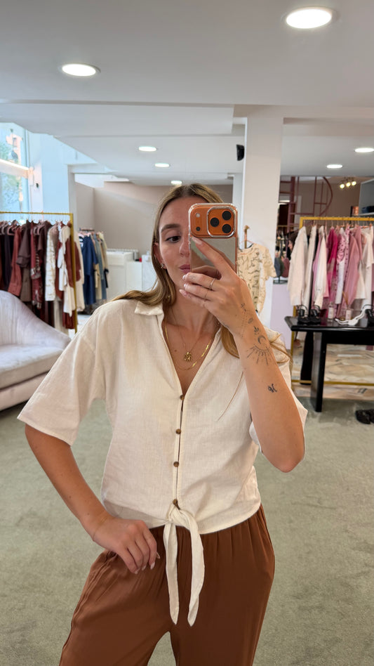 Camicia bianco latte manica corta con nodo in vita sy