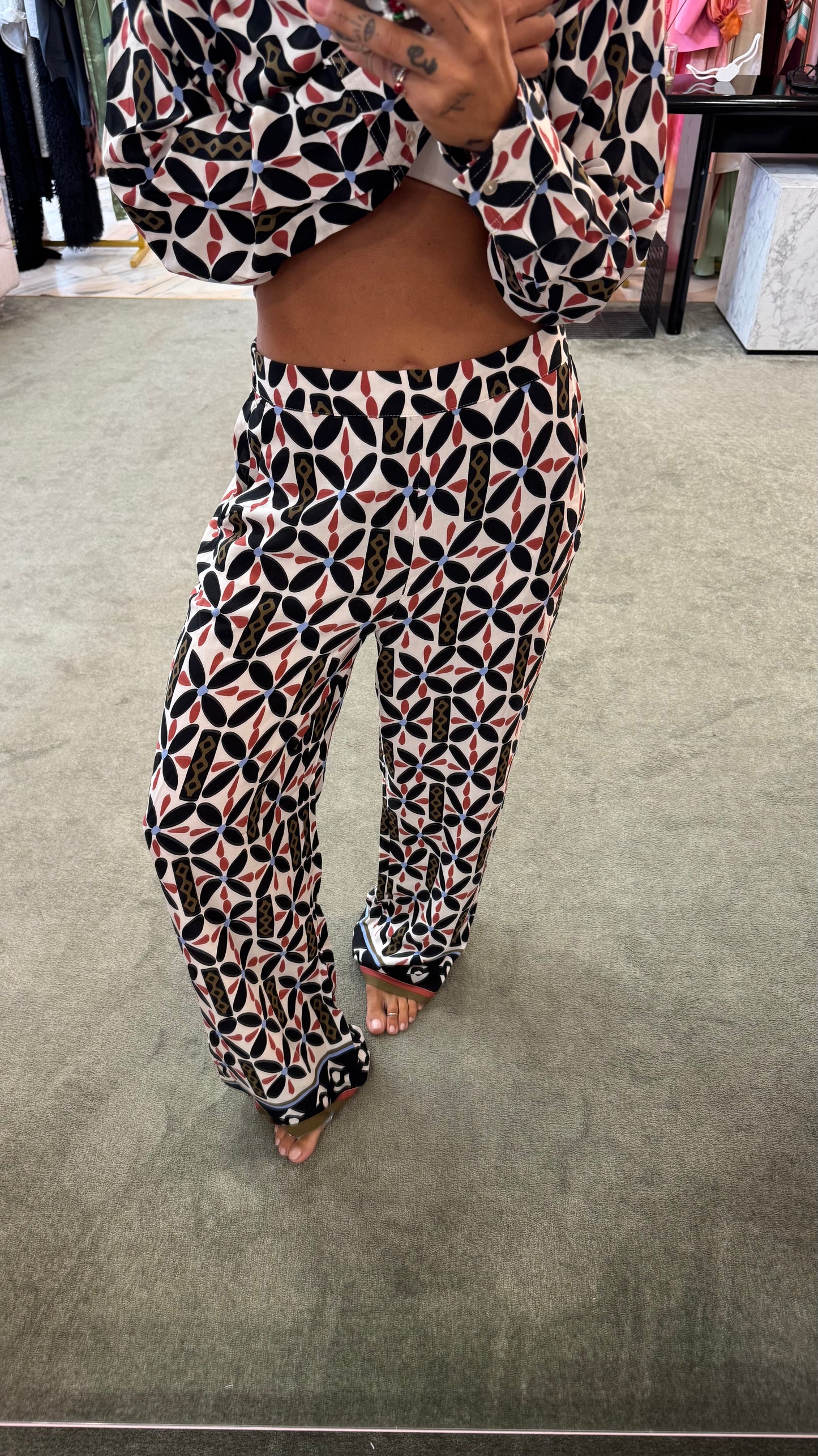 Pantaloni neri fantasia fiori sy