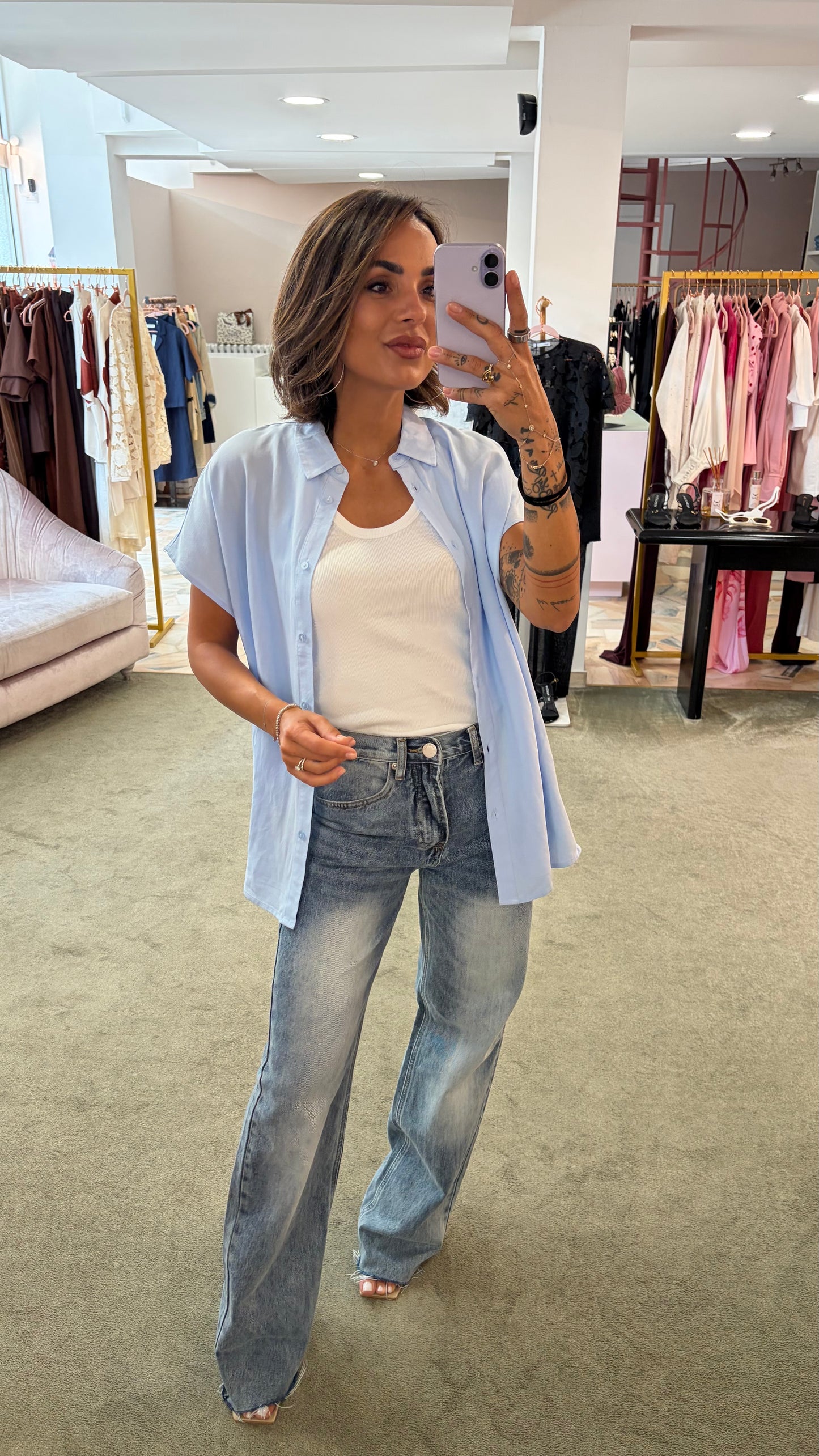 Camicia azzurra smanicata over sy