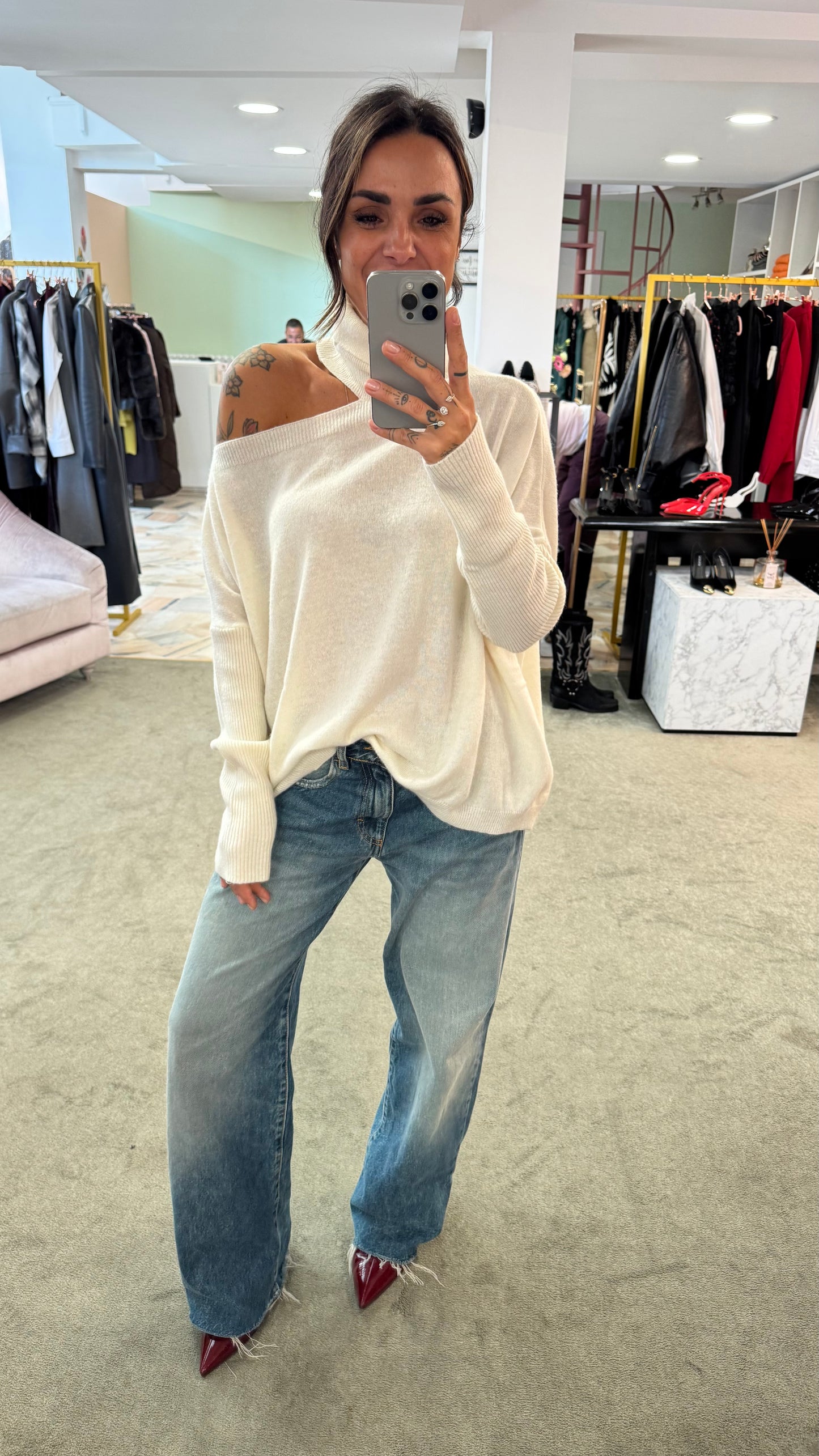 Dolcevita panna cutout  sulla spalla lh