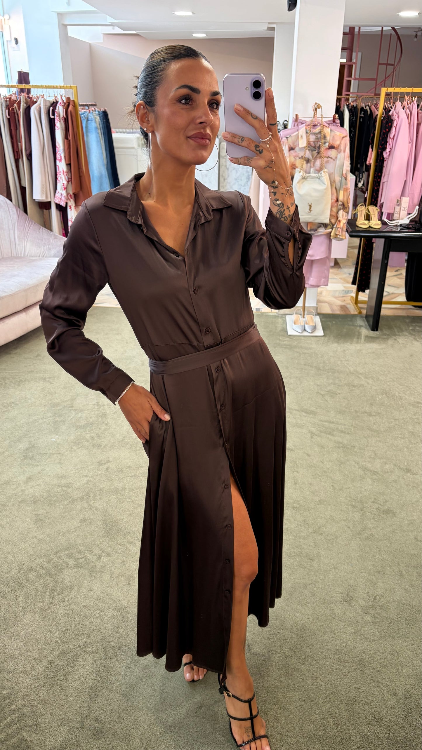 Abito lungo camicia marrone effetto satin con cintura ay