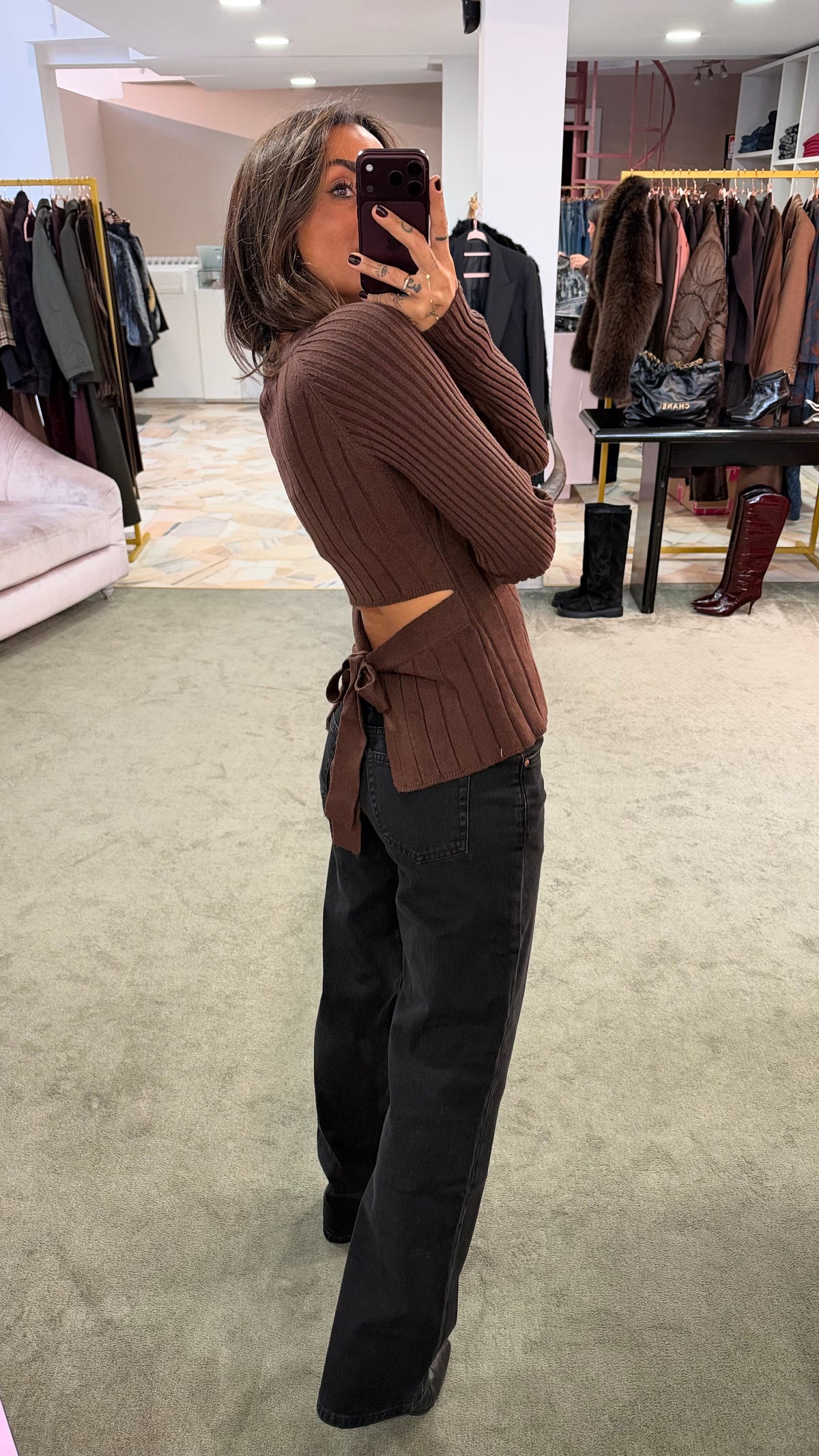Maglione marrone a costine con fiocco sulla schiena bj