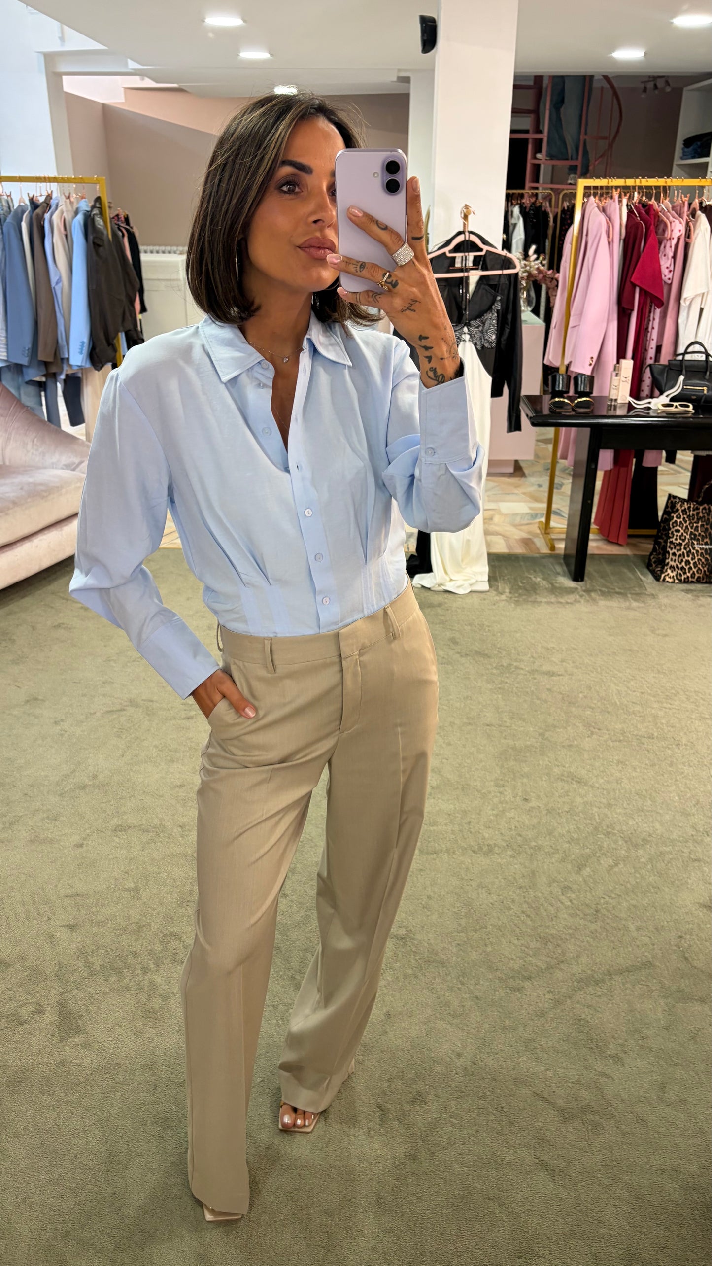 Camicia azzurra con pences in vita sy