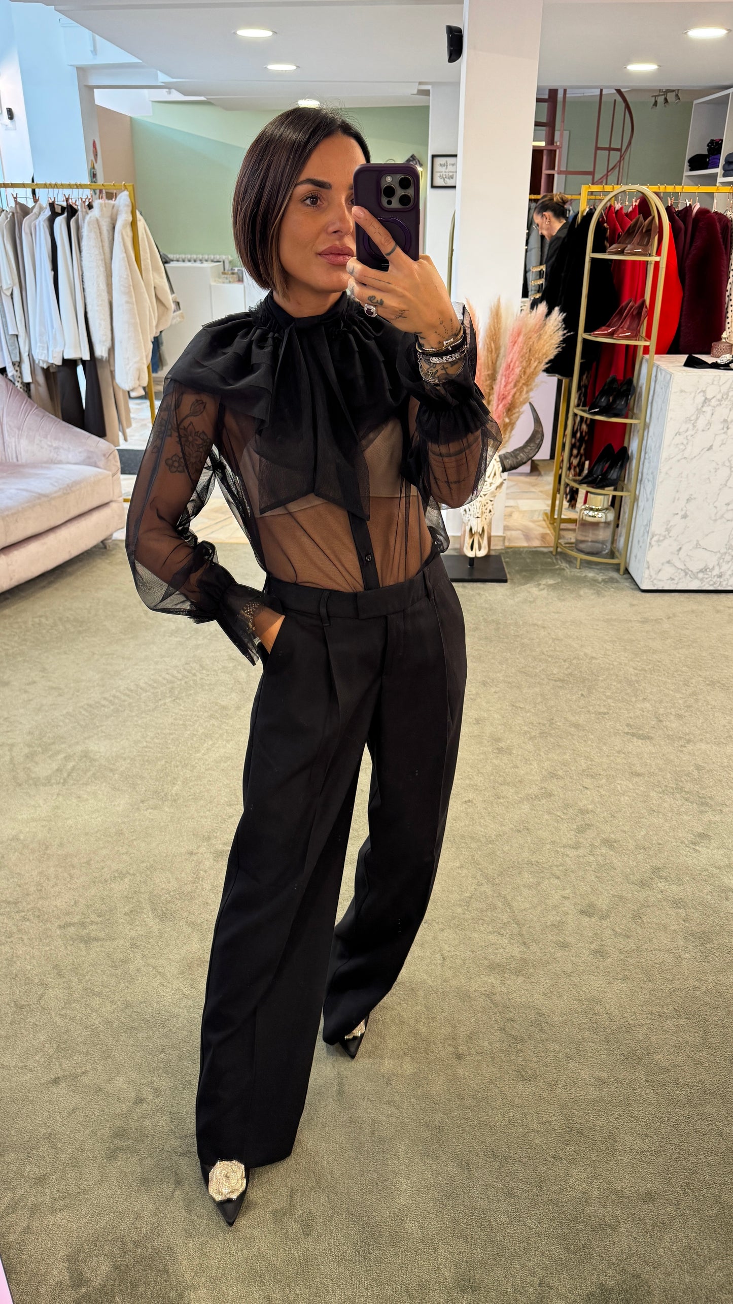 Camicia nera con volant in tulle actualee