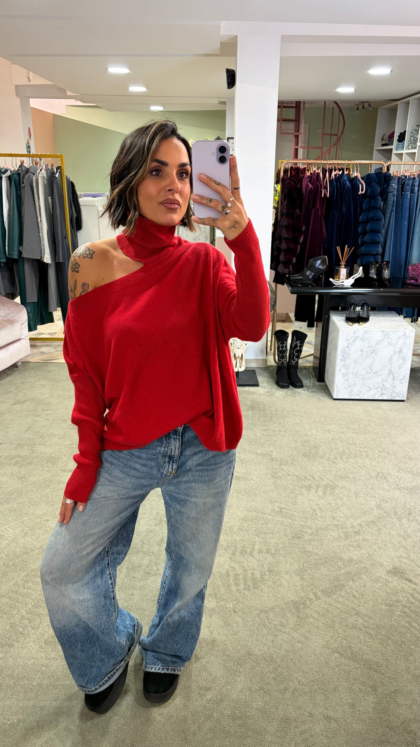 Dolcevita rosso cutout sulla spalla lh