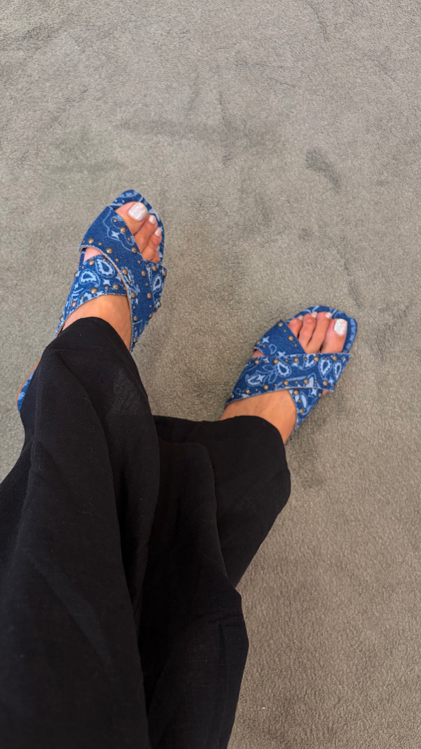 Ciabattina bandana denim con borchie