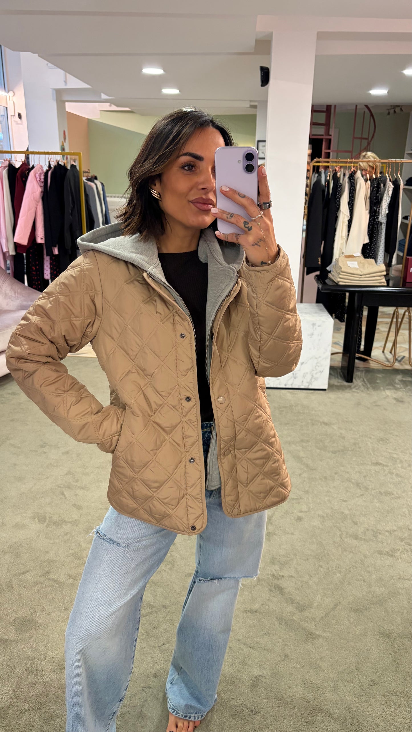 Piumino beige trapuntato con cappuccio in felpa sy