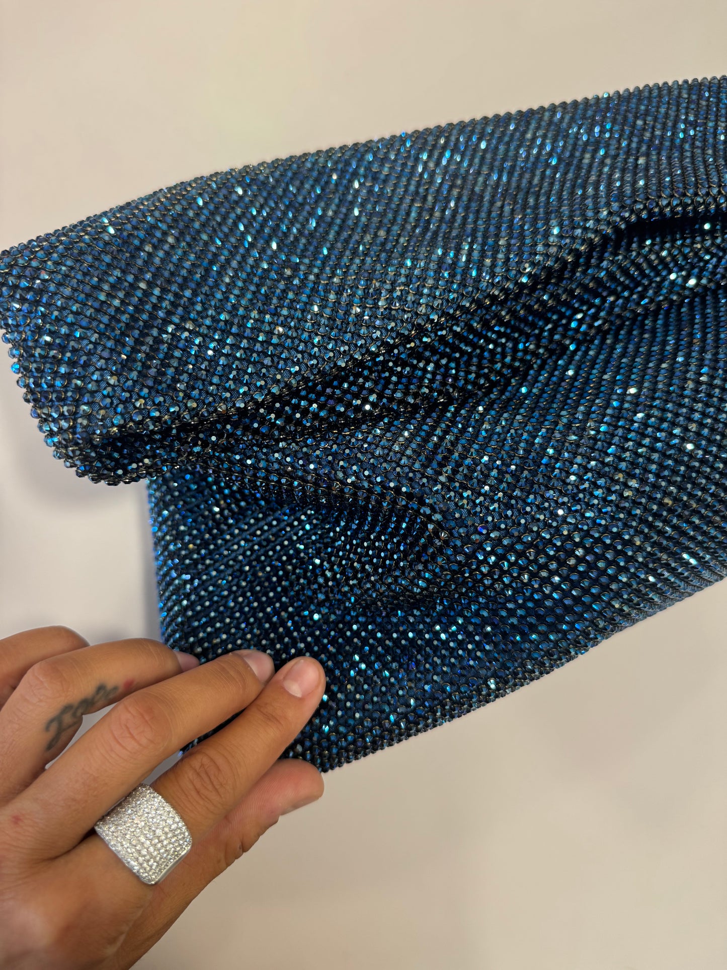 Maxi pochette blu in maglia strass