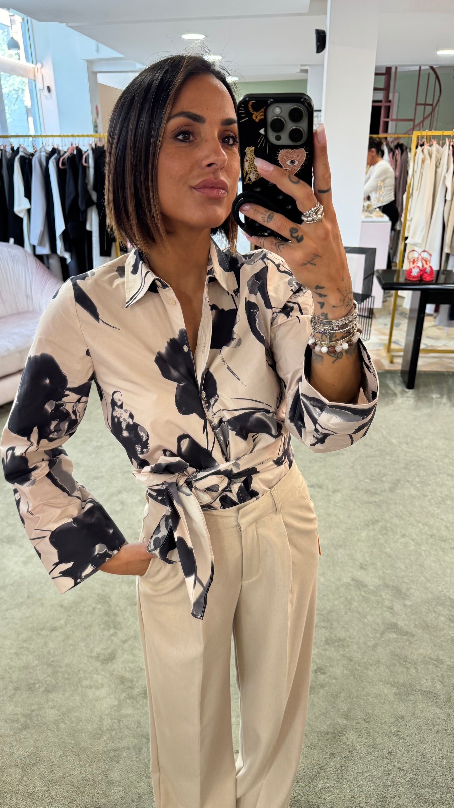 Camicia beige con fiori neri a portafoglio  sl