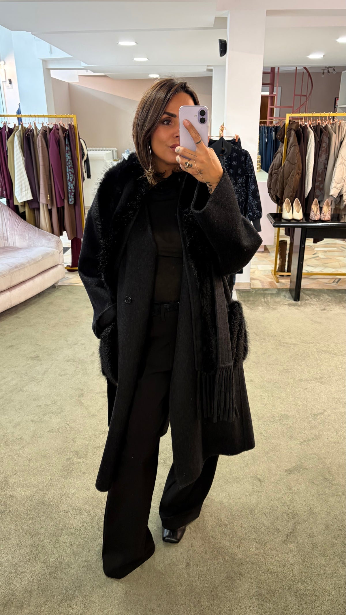 Cappotto nero con sciarpa removibile in ecopelliccia e tasche in ecopelliccia fr.