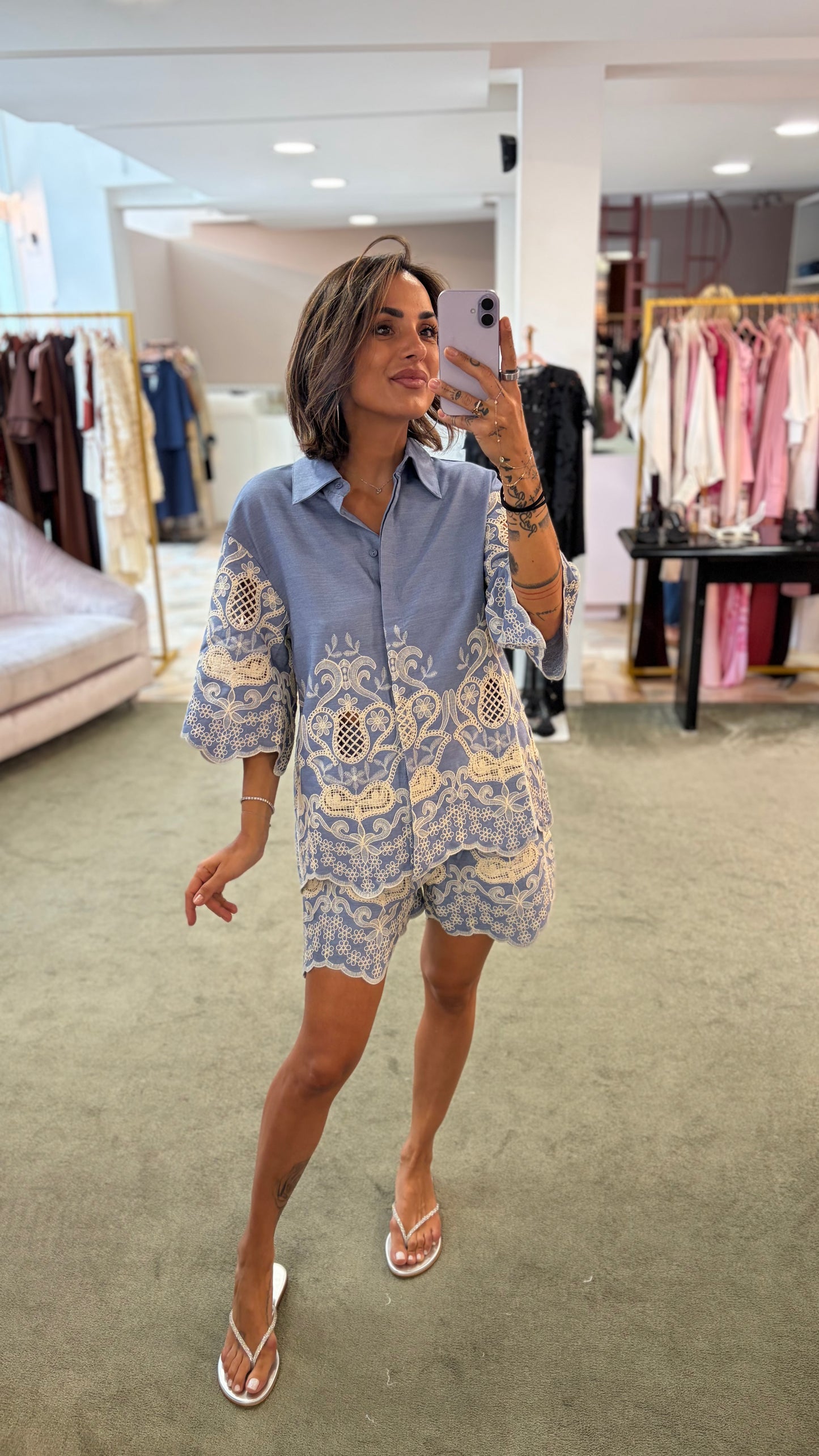Shorts azzurro con ricami gl