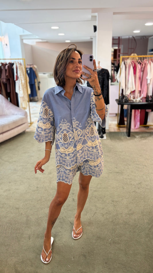 Camicia azzurra manica corta con ricami gl