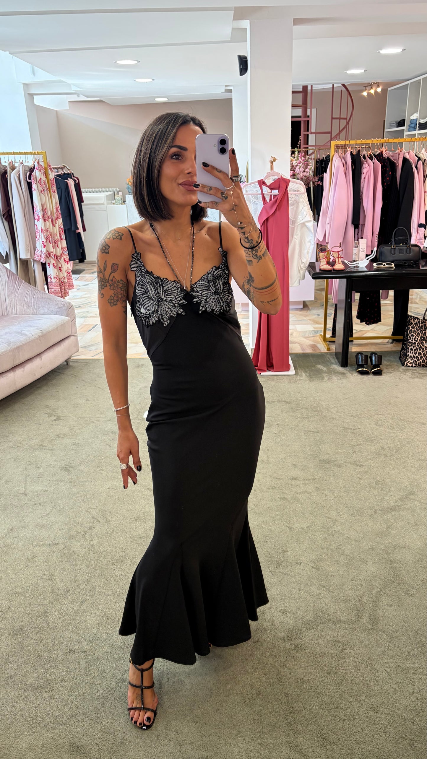 Abito lungo nero sottoveste con ricami e collana crystal fr