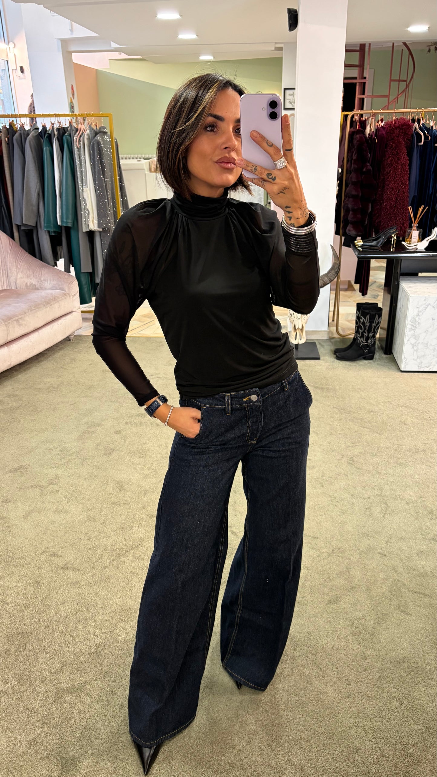 Lupetto nero con maniche a palloncino in tulle mq