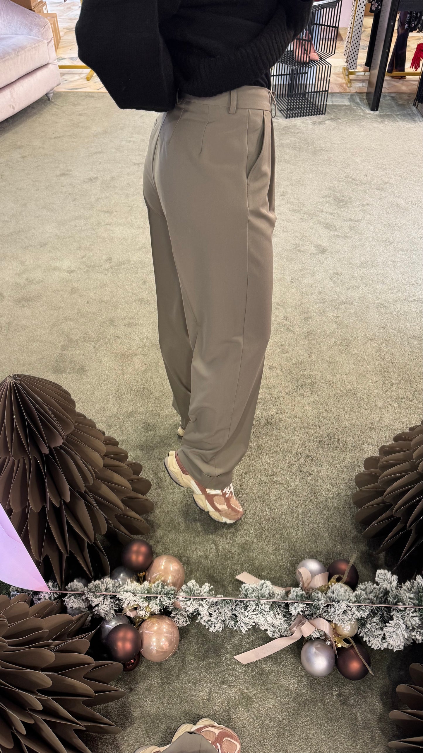 Pantaloni tortora con pences wide leg e risvolto