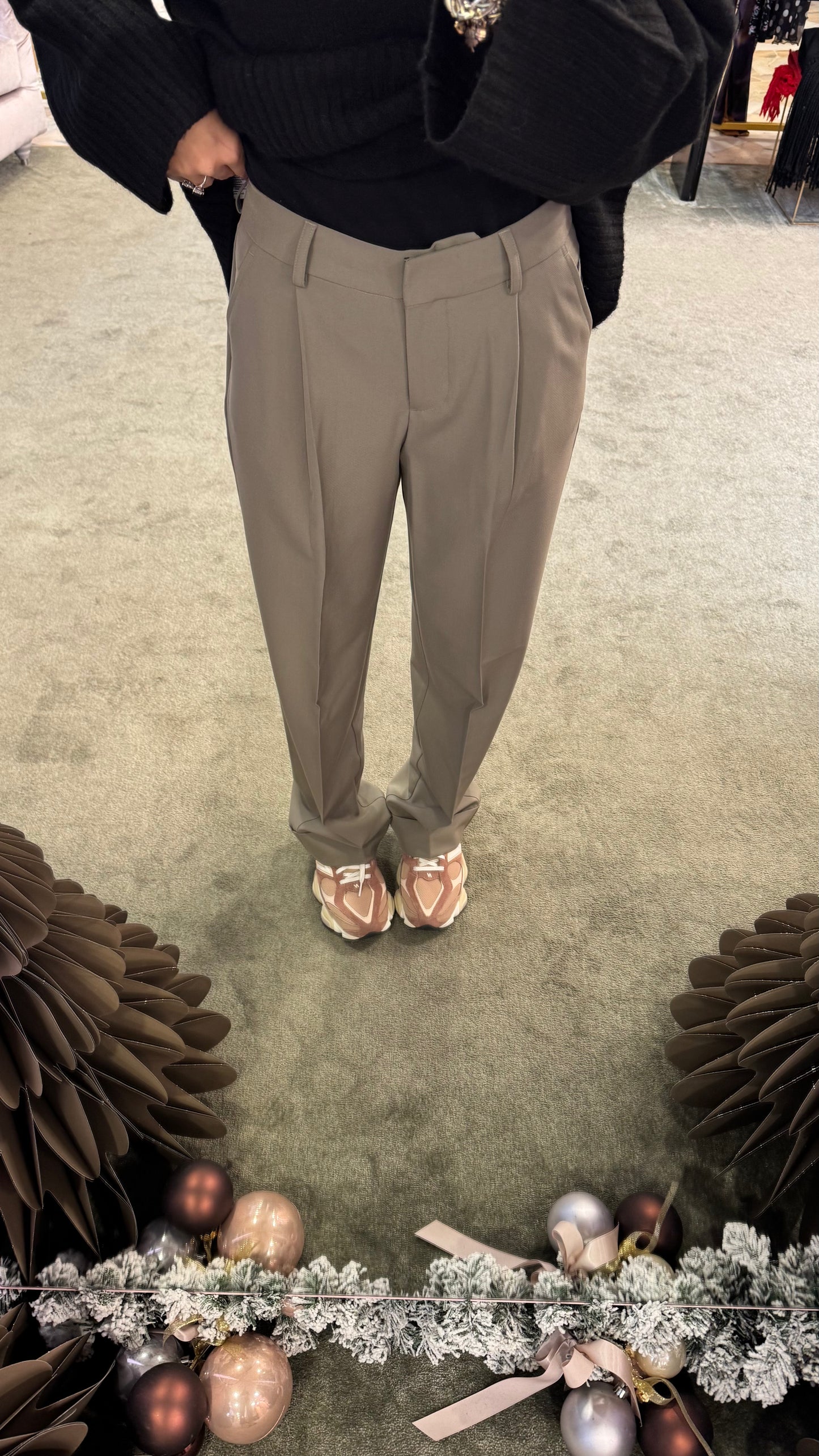 Pantaloni tortora con pences wide leg e risvolto