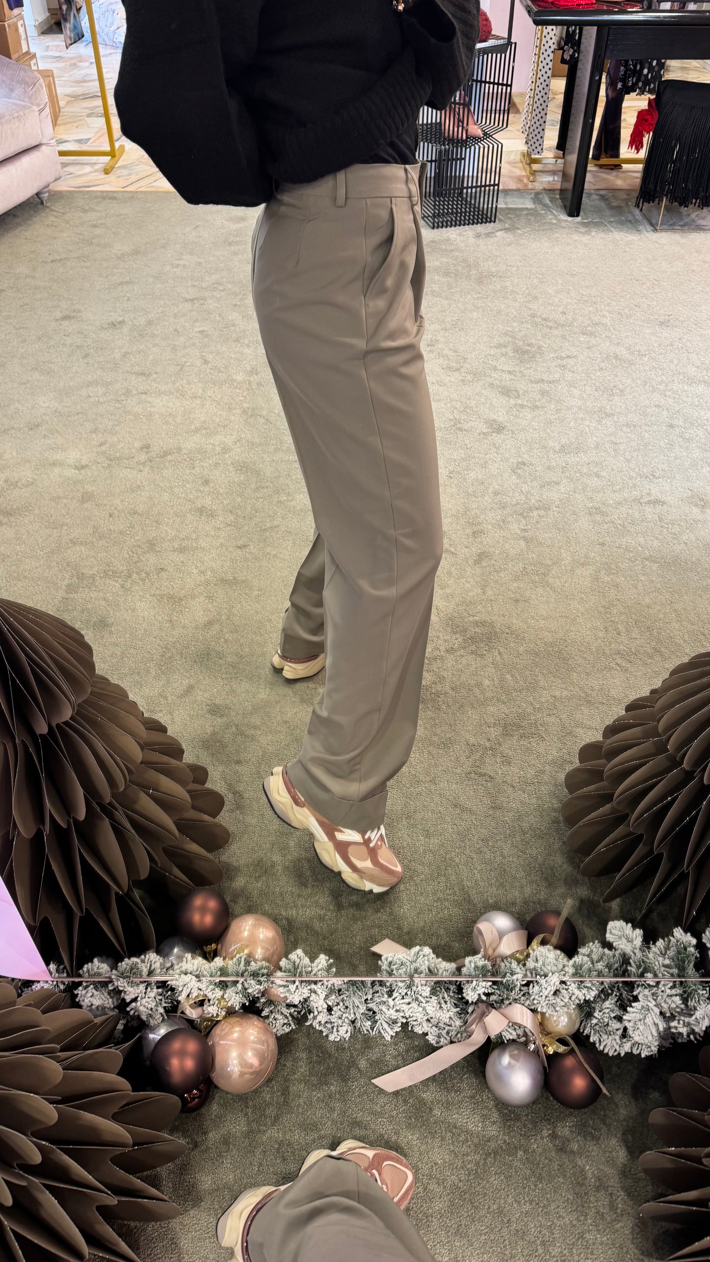 Pantaloni tortora con pences wide leg e risvolto