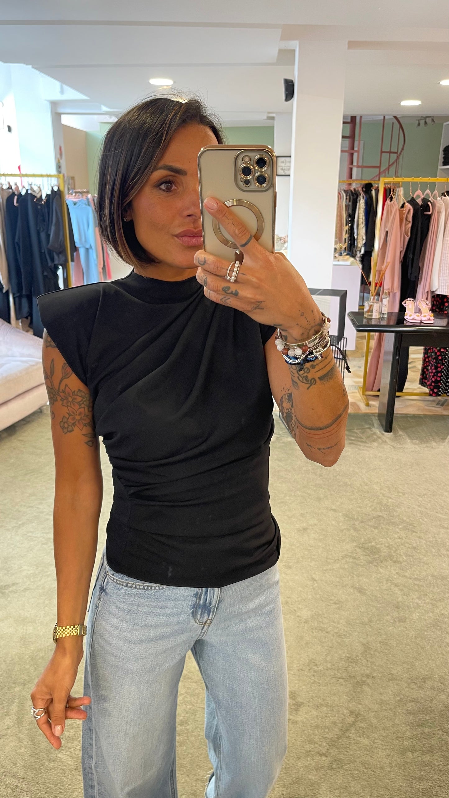 Maglia sottogiacca nera con spallotte e arricciature ks
