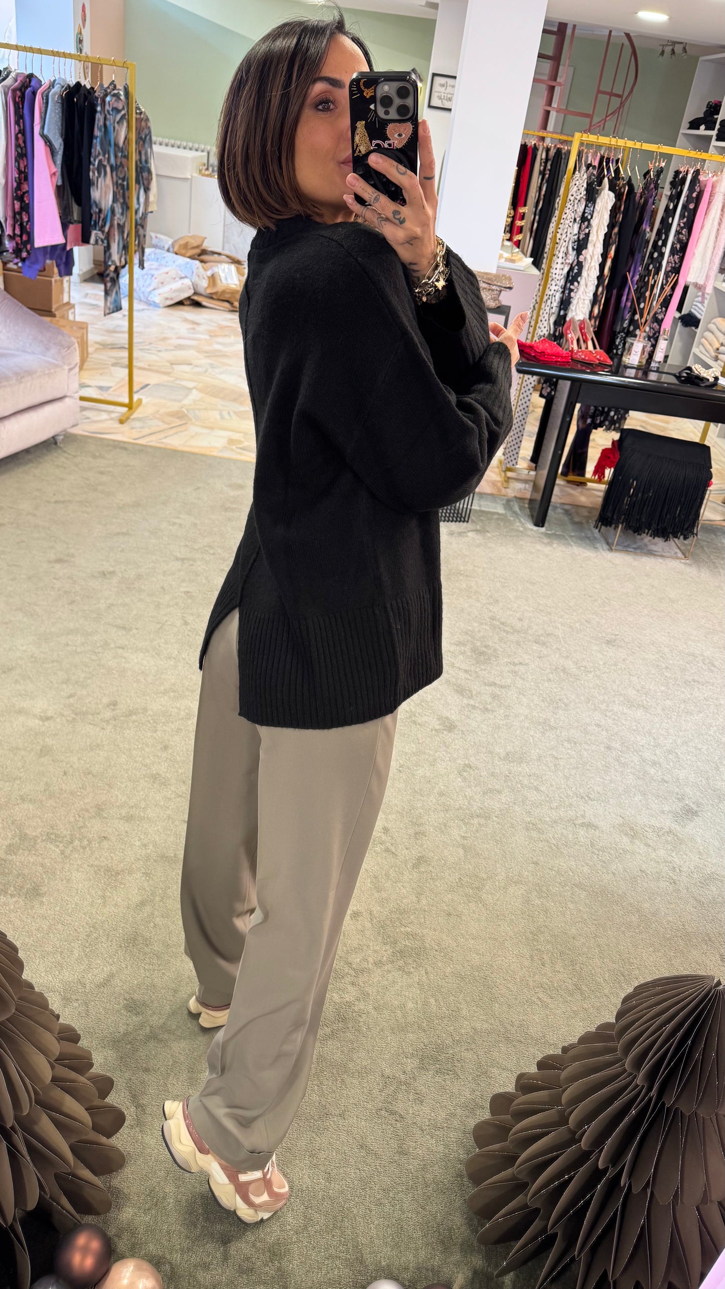 Pantaloni tortora con pences wide leg e risvolto
