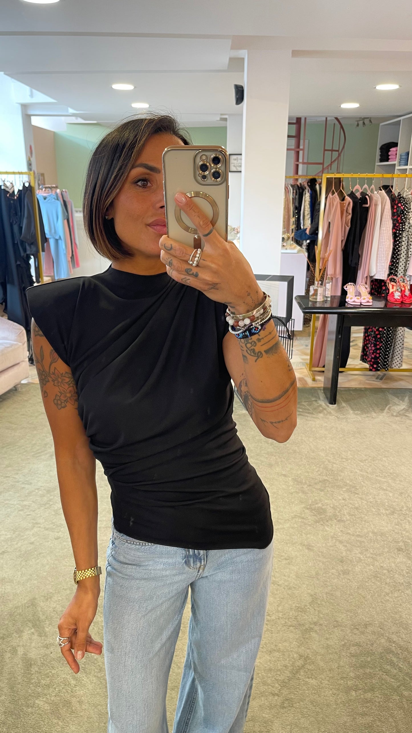Maglia sottogiacca nera con spallotte e arricciature ks