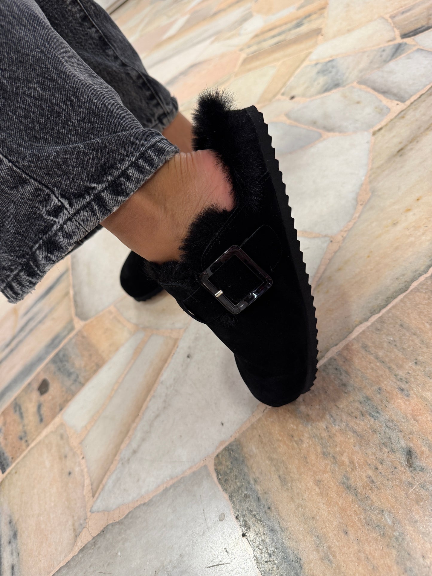 Slippers Boston  nero in pelle scamosciata con pelo