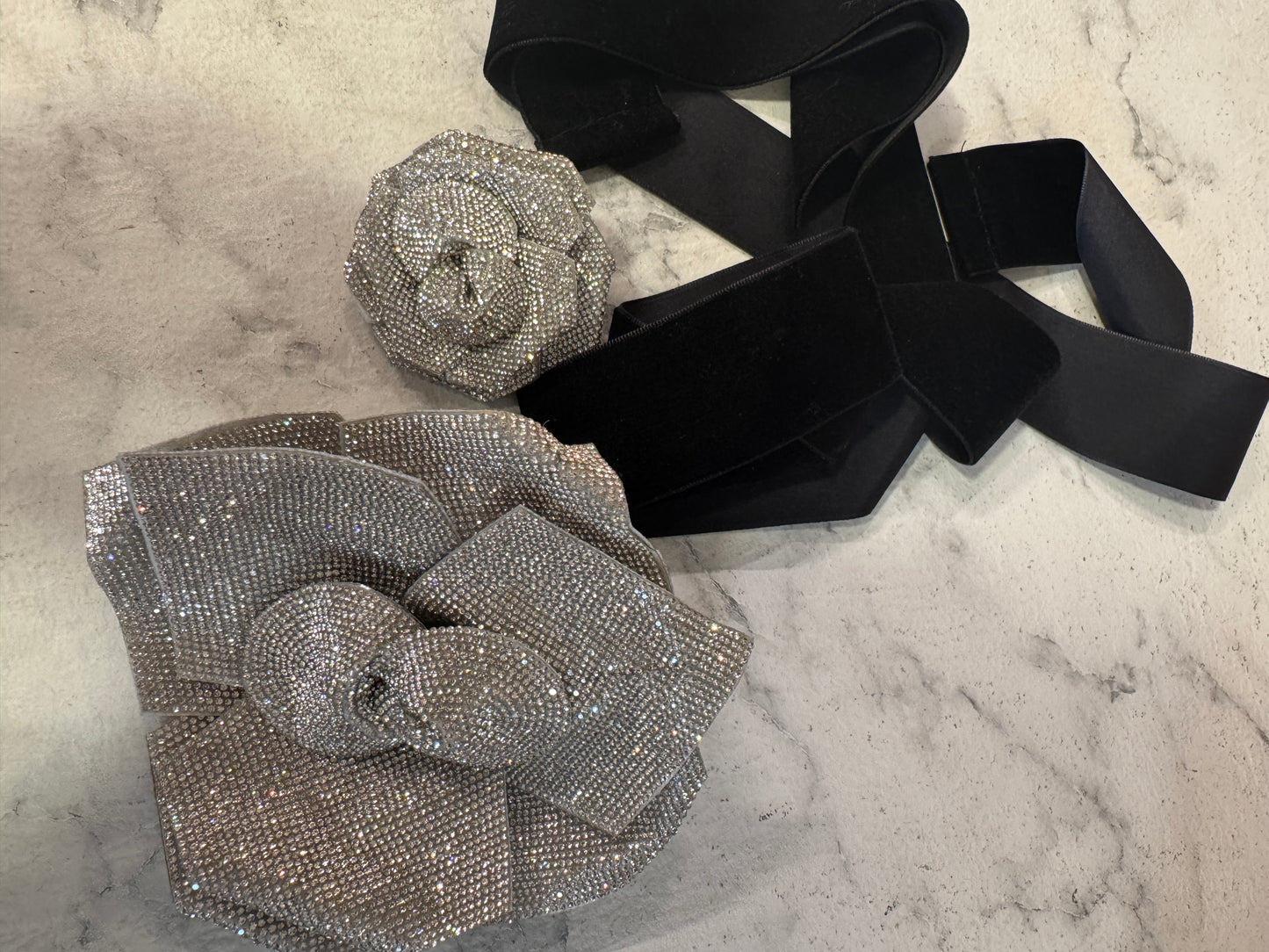 Cintura/chocker con spille crystal fiore argento