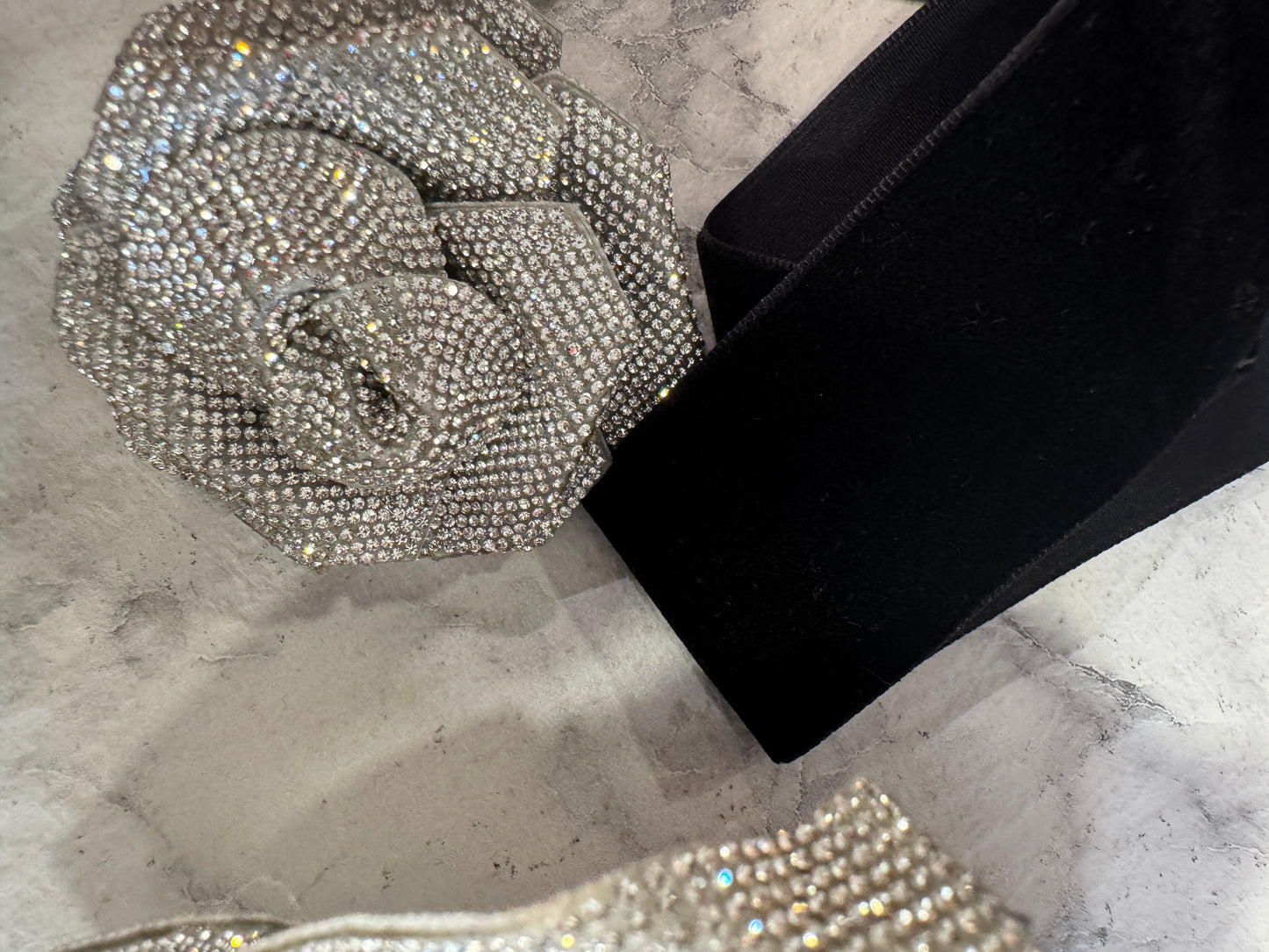 Cintura/chocker con spille crystal fiore argento