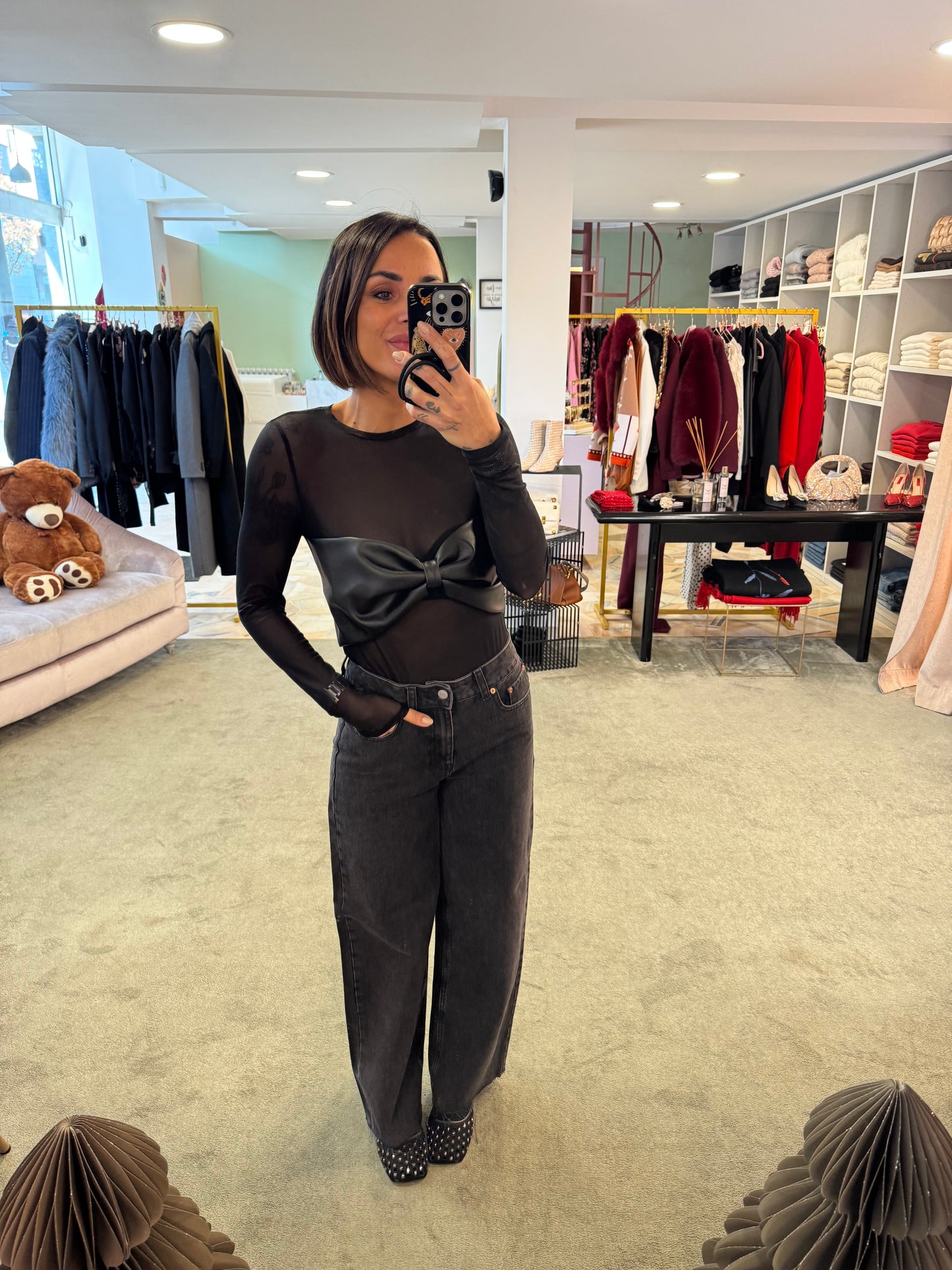 Maglia trasparente con fiocco nero in ecopelle