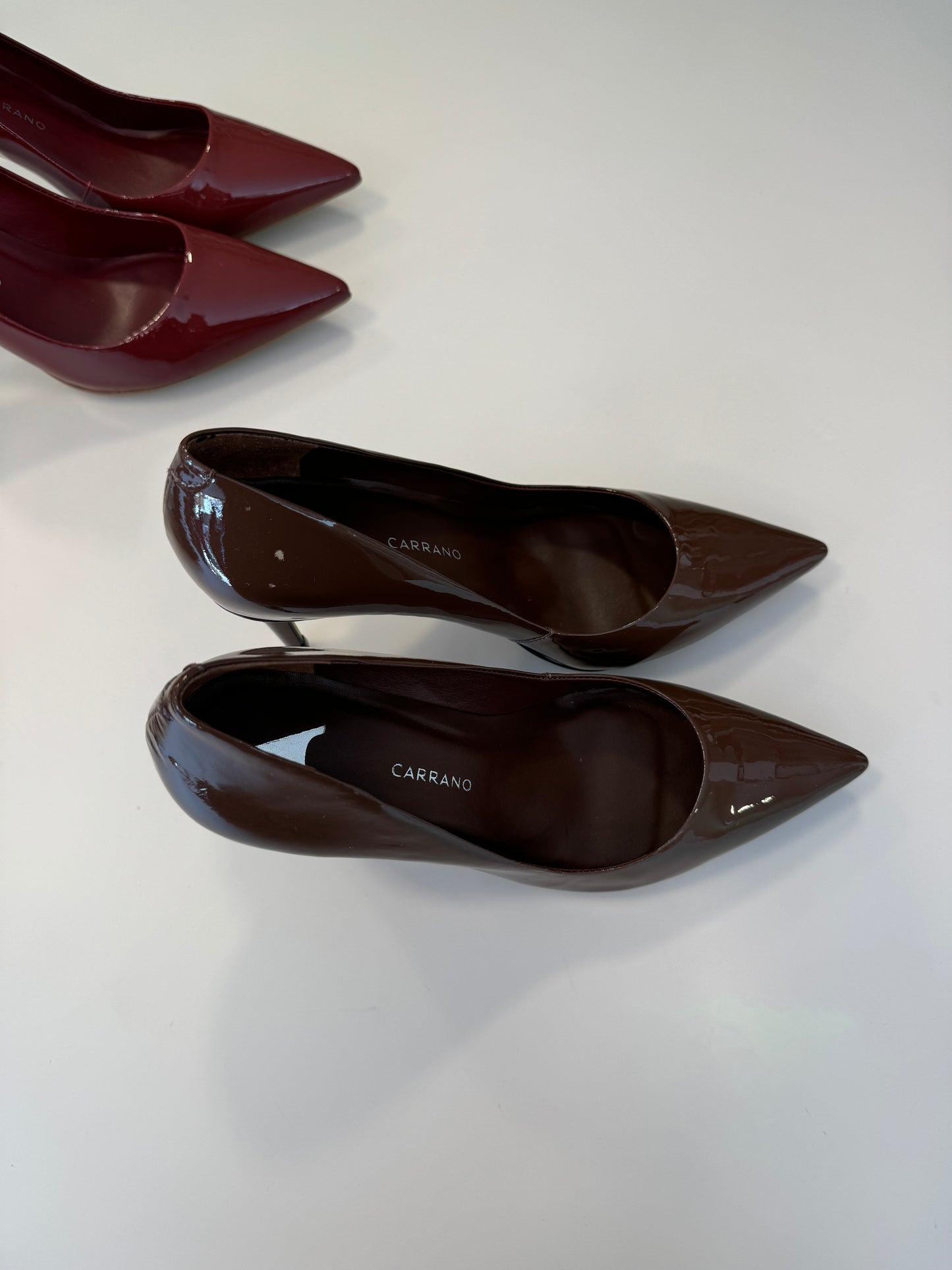 Décolleté in vernice marrone caramello