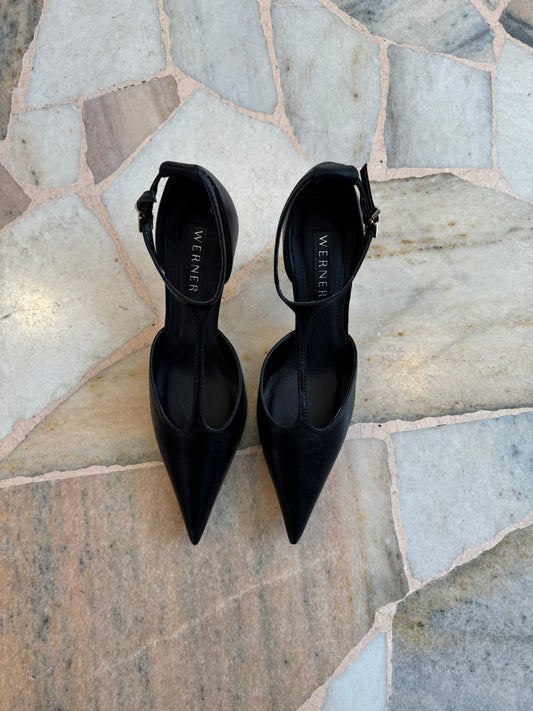 Décolleté nera in pelle con cinturino e tacco oro