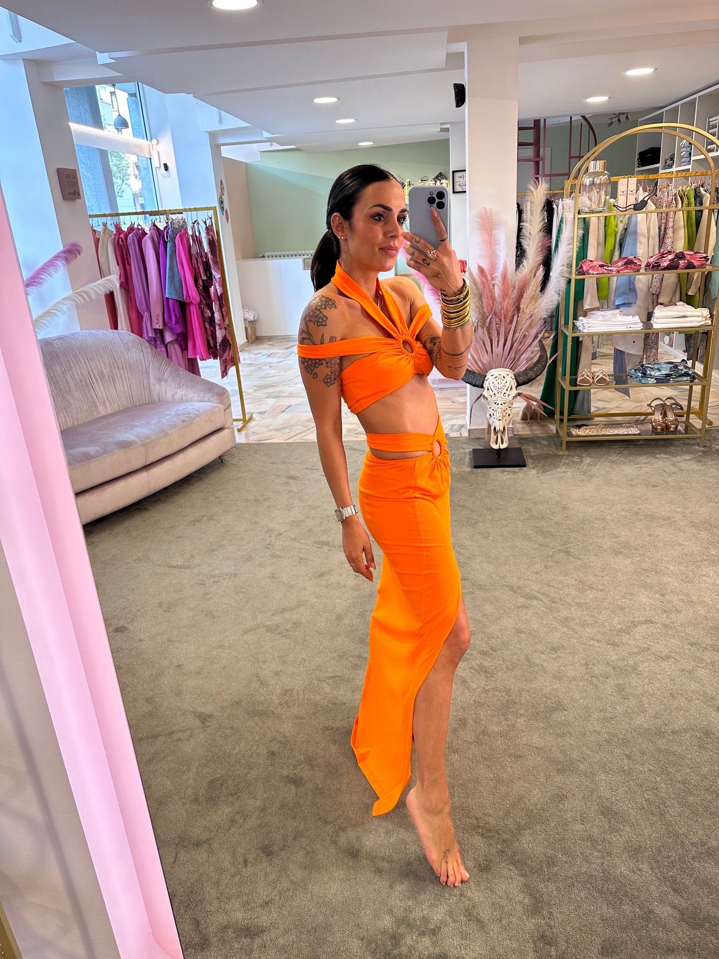 Set arancio crop top e gonna con spacco laterale