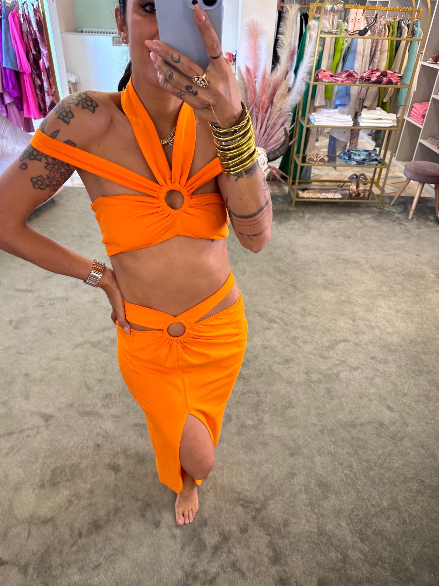 Set arancio crop top e gonna con spacco laterale