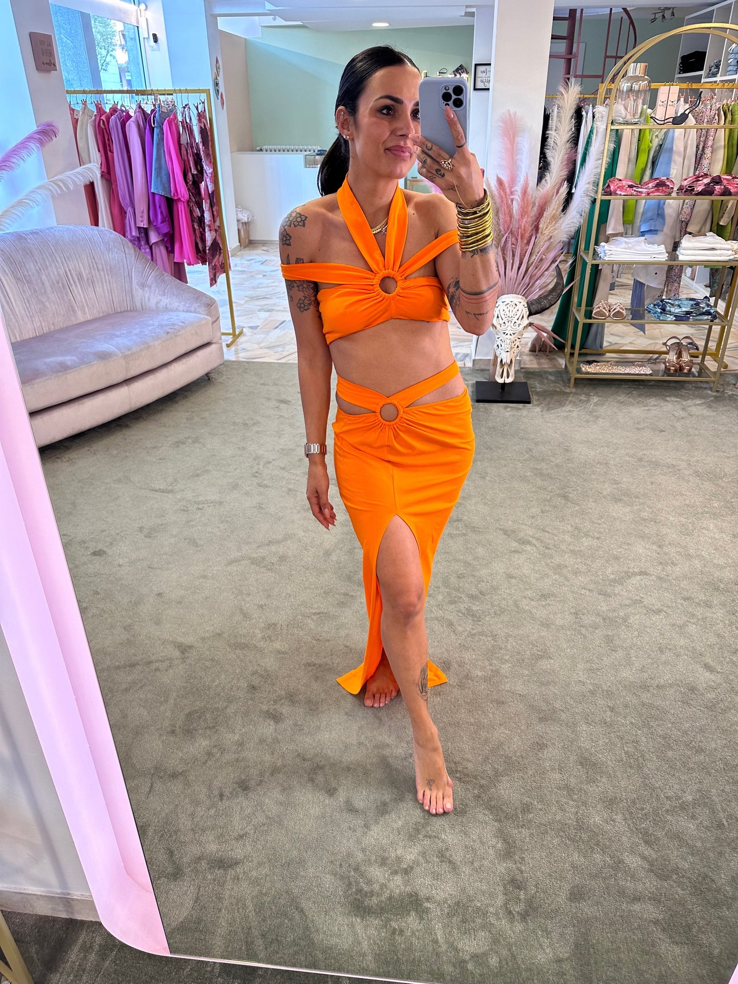Set arancio crop top e gonna con spacco laterale