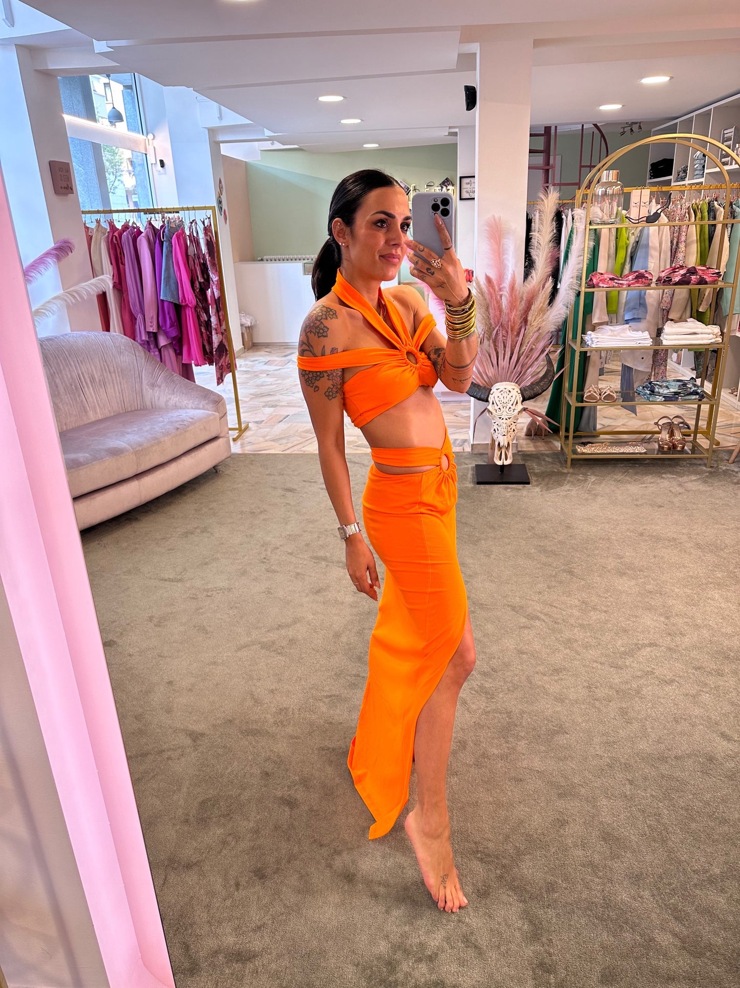 Set arancio crop top e gonna con spacco laterale