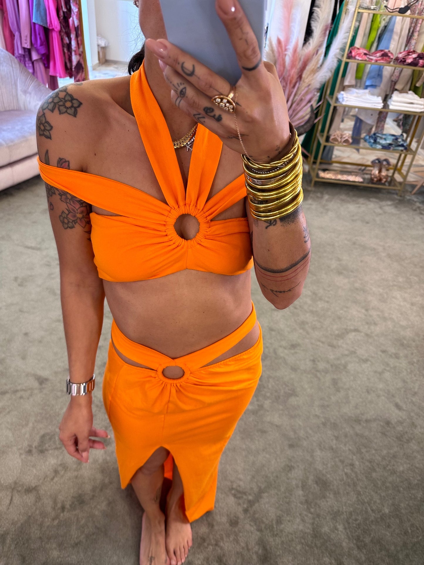 Set arancio crop top e gonna con spacco laterale