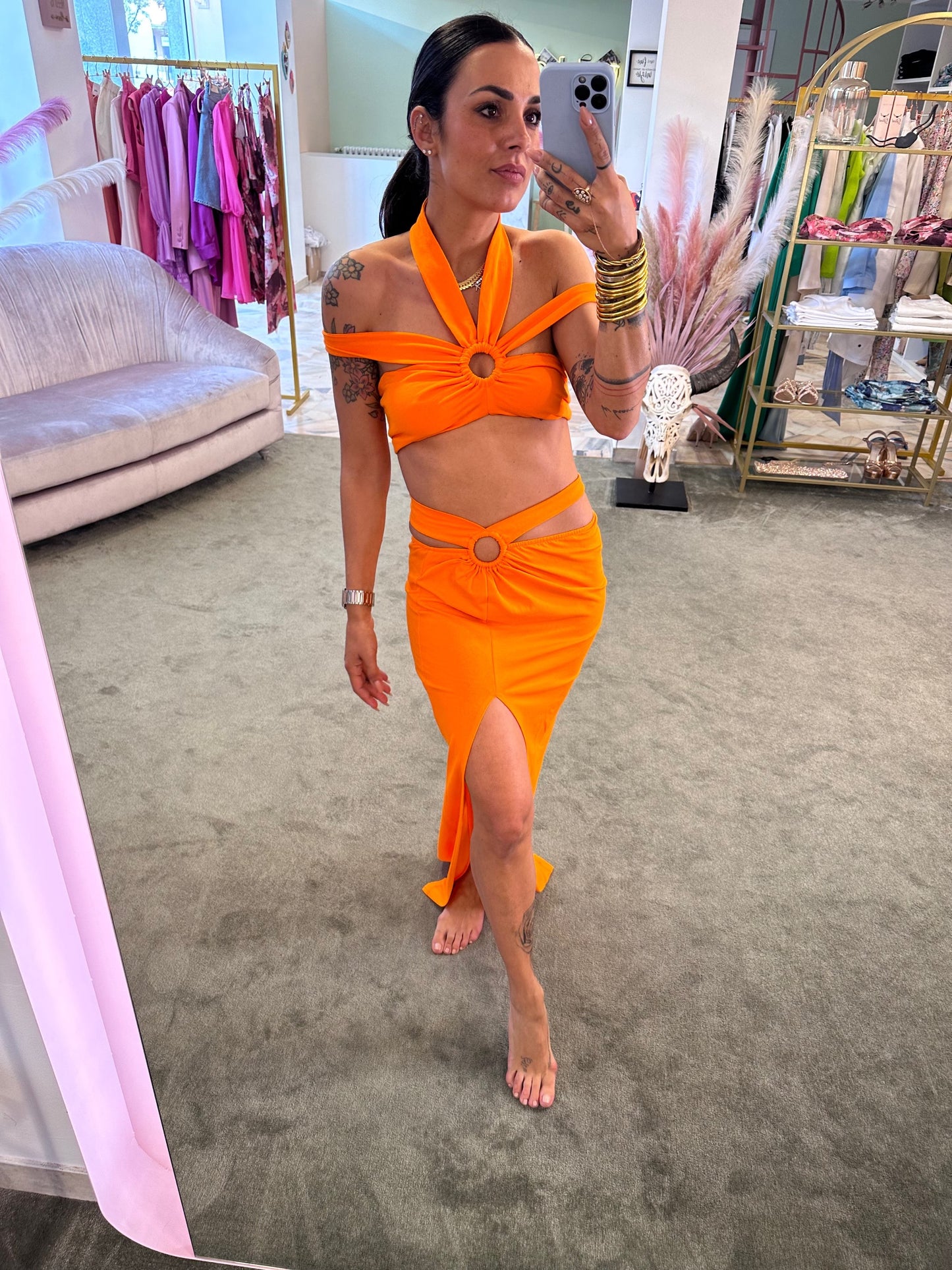 Set arancio crop top e gonna con spacco laterale