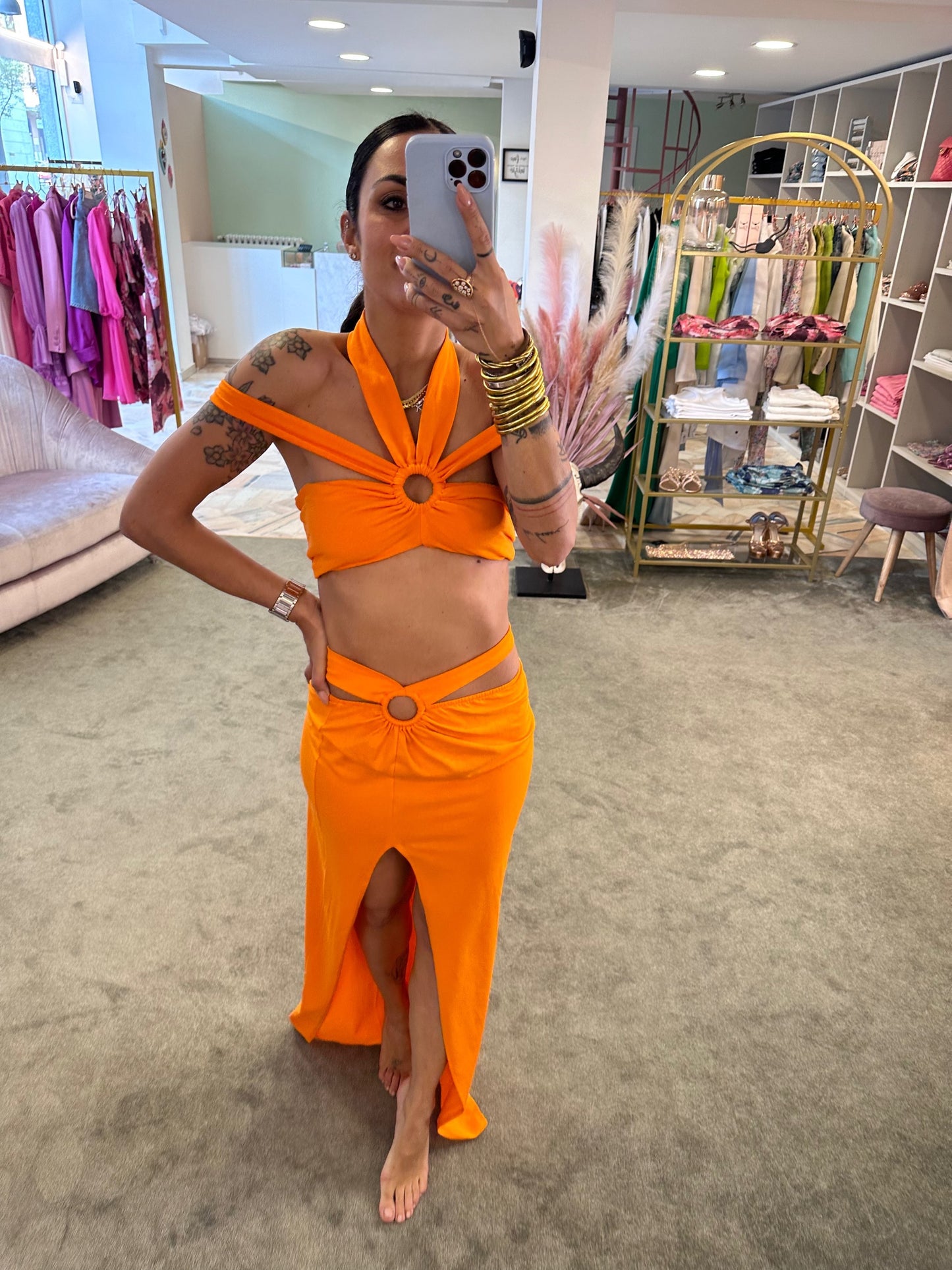 Set arancio crop top e gonna con spacco laterale