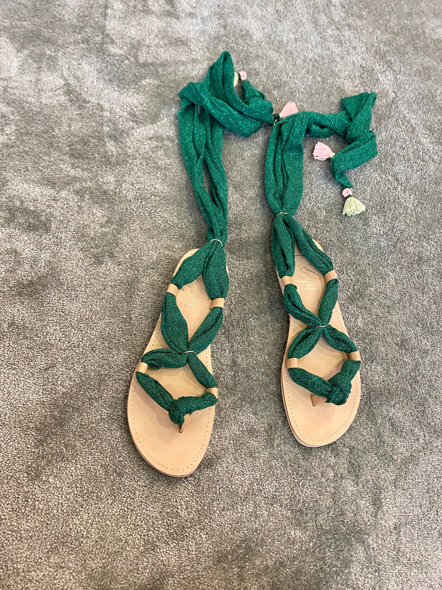 Sandali verde glitter con nappine