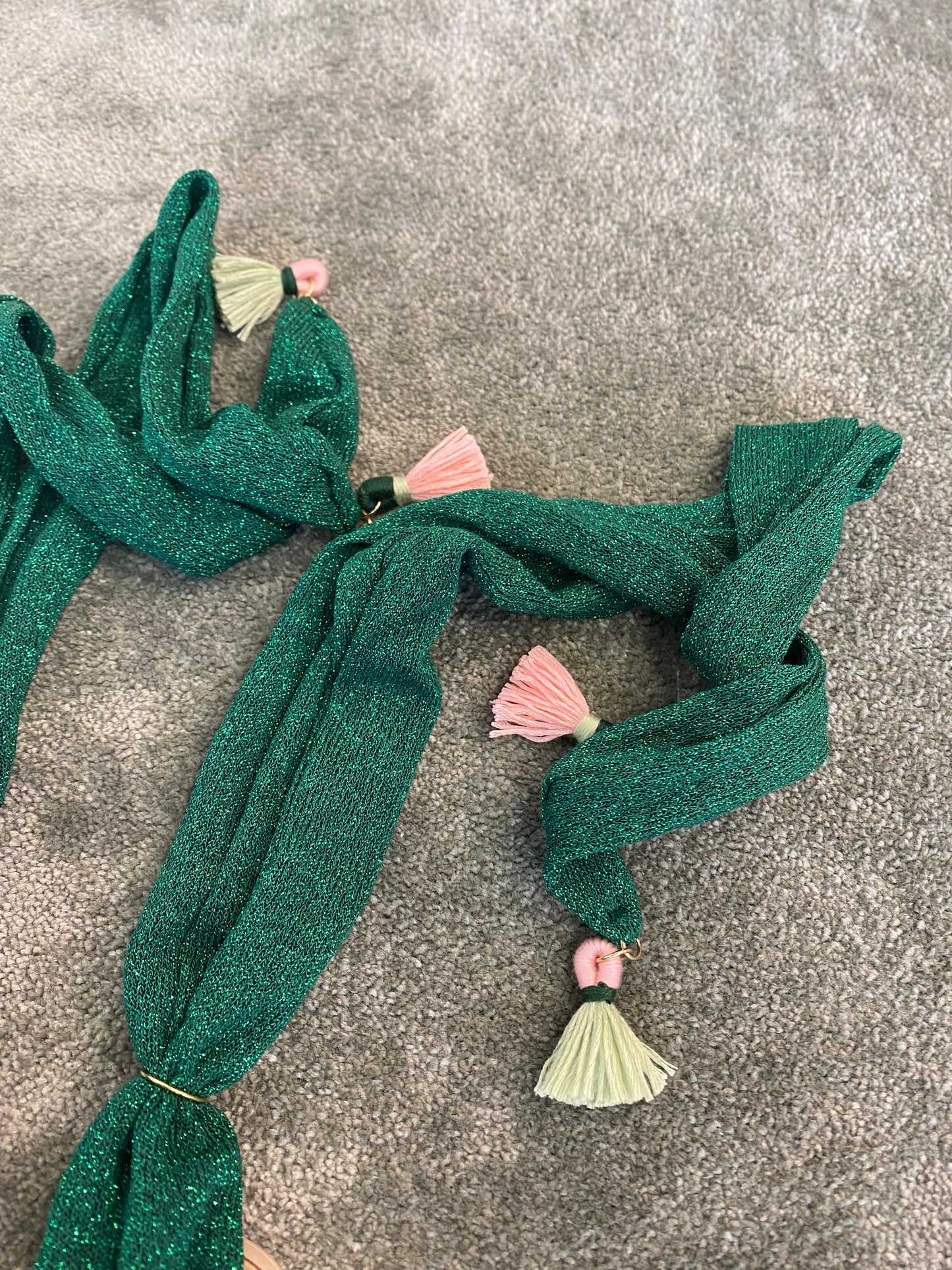 Sandali verde glitter con nappine