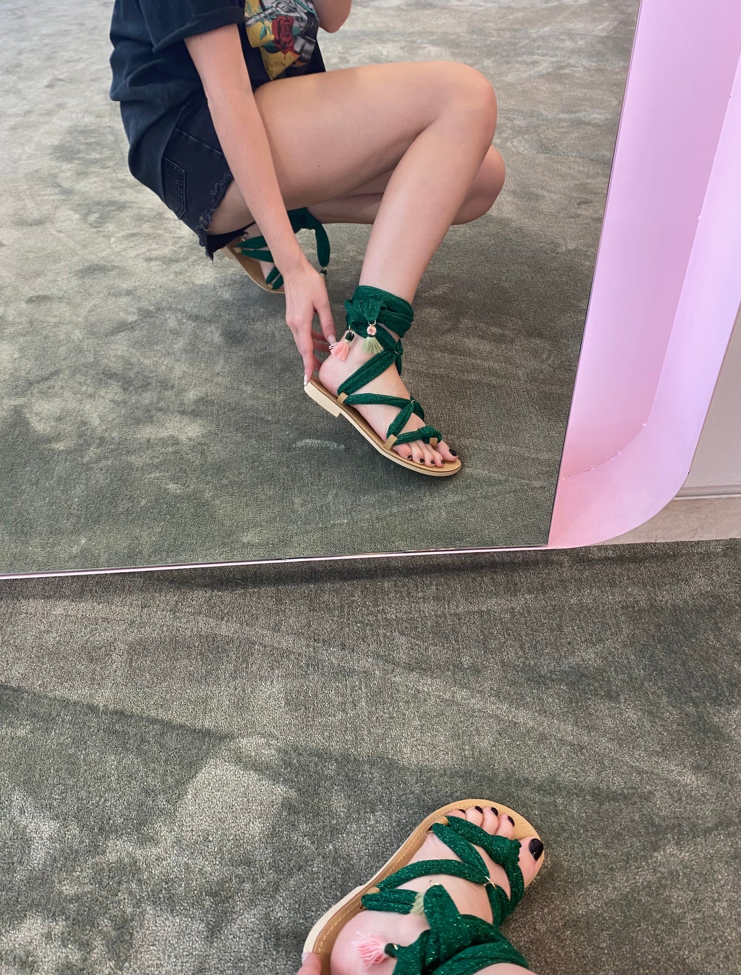 Sandali verde glitter con nappine
