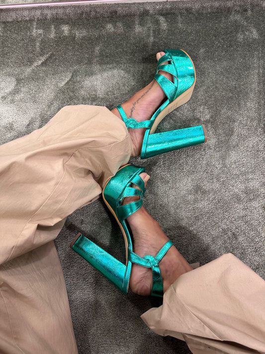 Pumps metal emerald green